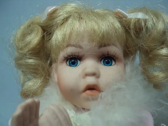 Фарфоровая кукла ангелочек девочка ангел молится на коленях Remeco Collection высота 18 см №13939 Продаж