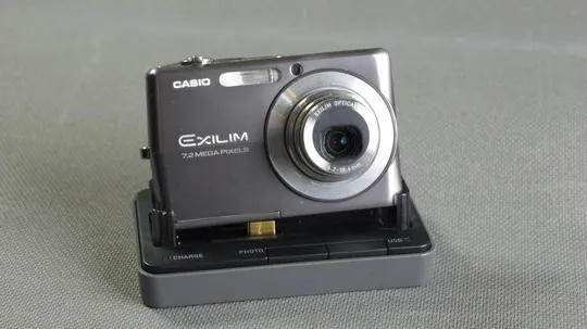 Цифровой фотоаппарат Casio Exilim EX-2700 7.2Mpix Exilim Optical 3х 6.2-18.6мм + докстанция Вживане З аукціону