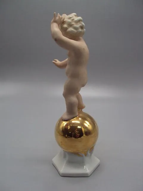 Фигура фарфор статуэтка Германия путти мальчик ребенок на золотом шаре высота 20,5 см №14342 Недорого