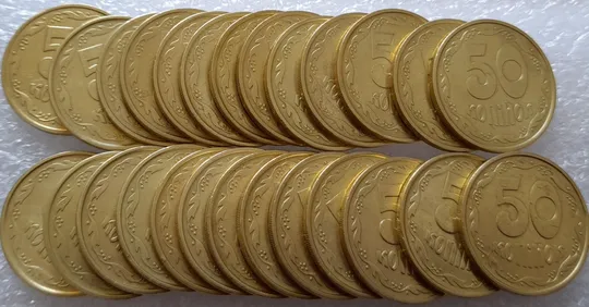 Купити (2459) 50 копійок 1992 2.2ААм викрошка на аверсі в площині тризуба (1тип) - 26 монет одним лотом (50 копеек 1992 2.2ААм брак)