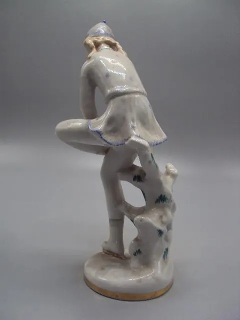 Фигура фарфор статуэтка ЛФЗ фигуристка девочка завязывает коньки высота 22 см №14512 Недорого