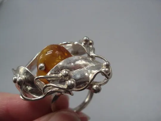 Женское кольцо листья листочки янтарь серебро 925 проба Украина вес 17,89 г 18 размер новое №14372 Недорого