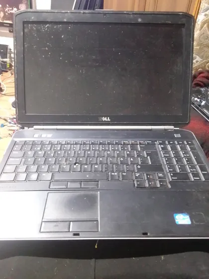 фото, ноутбук  dell стан на фото.не включається. куплений на аукціоні з европи.