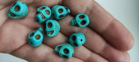 Бирюзовые черепа для создания украшений-браслет, четки и пр, 8 штук ts787. Де купити