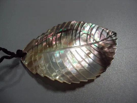 Бижутерия подвеска кулон лист листочек листик перламутр на шнурке длина 9 см №11253м Продаж