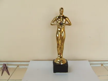 фото, Керамика статуэтка Оскар в позолоте раз. 26 х 9 см. 2010 . гг.