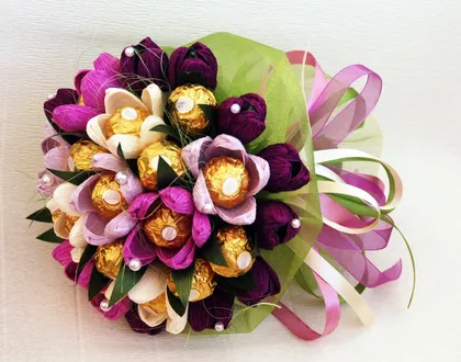 фото, Букет з цукерок Ferrero Rocher Ферреро Роше в паперових тюльпанах  (25 бутонів) в руку, фіолетовий