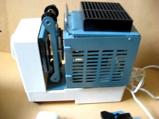 Купити Фільмоскоп Діапроєктор - Фильмоскоп - для перегляду діафільмів і слайдів = в упаковці - гарний стан