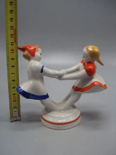 Фигура фарфор статуэтка Городница подружки крутятся девочки кружатся дети высота 10,6 см №14466 Де купити