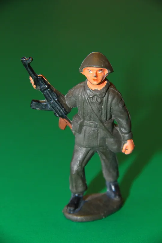 СОЛДАТ АРМІЇ ГДР НДР з автоматом вгору 70-75мм Ціна
