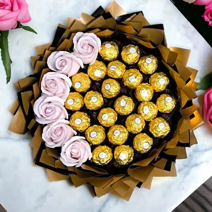 фото, Букет з цукерок Ferrero Rosher Ферреро (24 шт.) і живих троянд оригіннальний подарунок коричневий