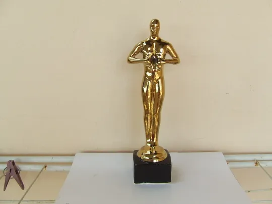 Керамика статуэтка Оскар в позолоте раз. 26 х 9 см. 2010 . гг. Ціна