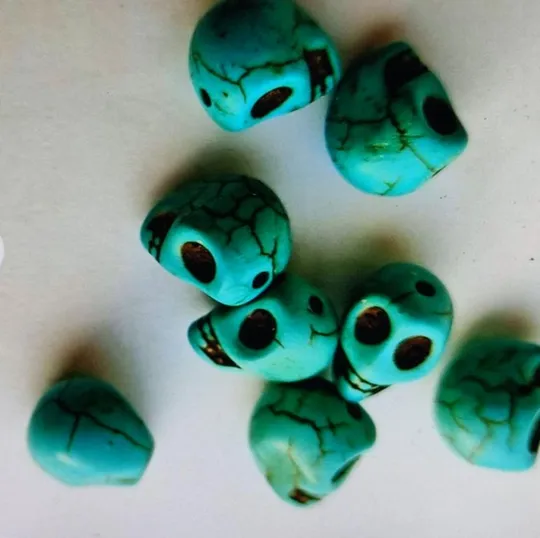 Бирюзовые черепа для создания украшений-браслет, четки и пр, 8 штук ts787. Ціна