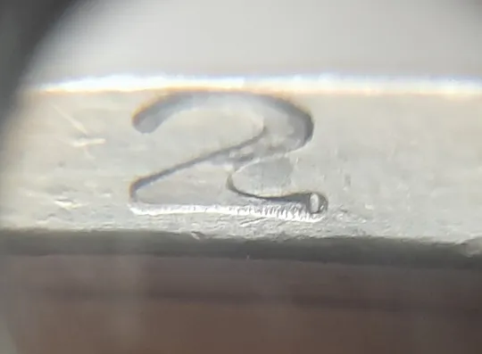 (4853) 1 гривня 2012 різновид викрошки у першій цифрі "2" слова "2012" на гурті (1 гривна 2012 брак) Ціна