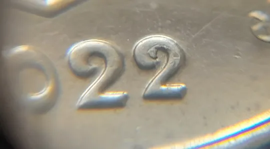 (5783) 10 копійок 2022 різновид викрошки у третій цифрі "2" слова "2022" на аверсі (10 копеек 2022 брак) Ціна