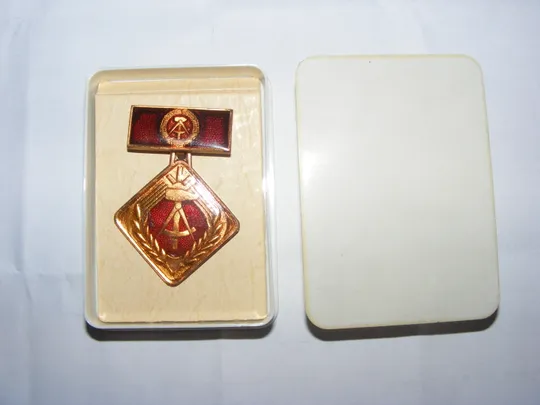 Знак ГДР. Активист социалистического труда З аукціону