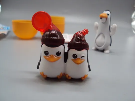 Фигурка киндер сюрприз пингвины и медведь VQB23 Kinder Maxi №18084С Недорого