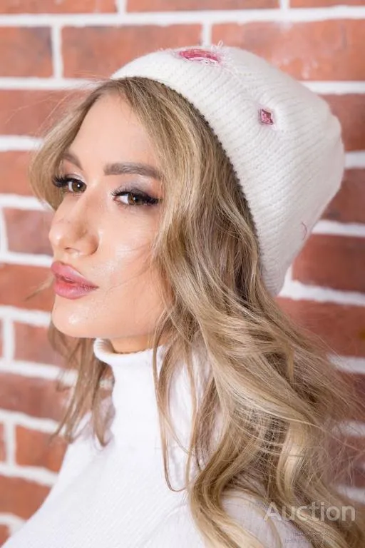 Женская шапка молочного цвета, со стразами, 167R7787 З аукціону