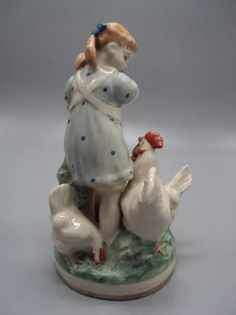 Фигура фарфор статуэтка Минск девочка кормит кур кормящая курей птиц высота 18,5 см №14455 Продаж