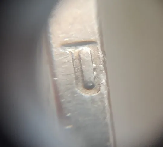 (5384) 1 гривня 2005 дві невеликі викрошки у букві &quot;Р&quot; слова &quot;ГРИВНЯ&quot; на гурті (1 гривна 2005 брак) Ціна