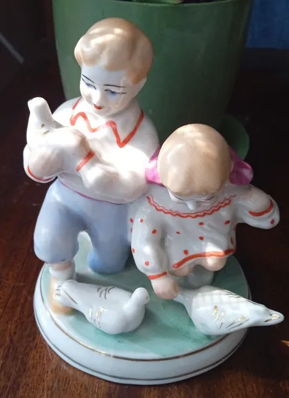 фото, Статуетка " Діти годують голубів"