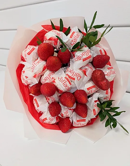 Букет з цукерок Raffaello і полуницями в руку подарунок червоний Ціна