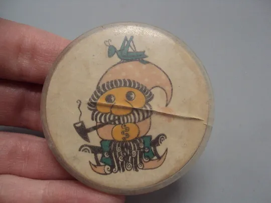 Знак детский круглый гном на пеньке курит люльку гномик и кузнечик №17040 З аукціону