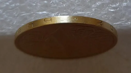 (3684) 1 гривня 2001 1АД3 брак "око змії" на гурті (2 тип), викрошка (1 гривна 2001) З аукціону