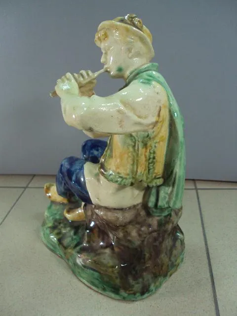 Фигура керамика майолика гуцул с дудочкой играет на дудке высота 28 см №7 Продаж