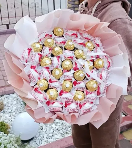 фото, Букет з цукерок Ferrero Ферреро Роше (18 шт.) і Рафаелло Raffaello (30 шт.) солодкий подарунок в руку рожевий