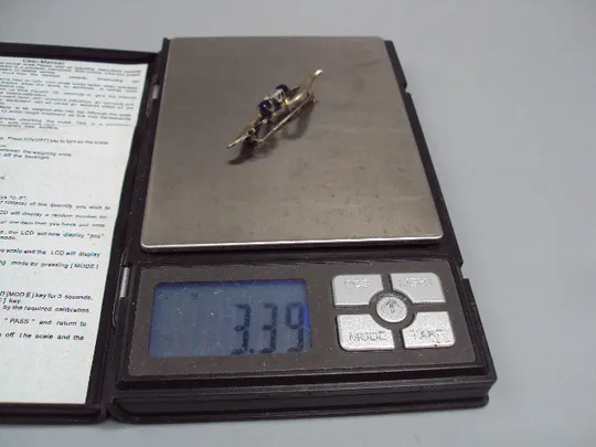 Брошка с белой и синими вставками брошь серебро вес 3,39 г 5,2 см (застежка плохо держит) №15801 Інструкція