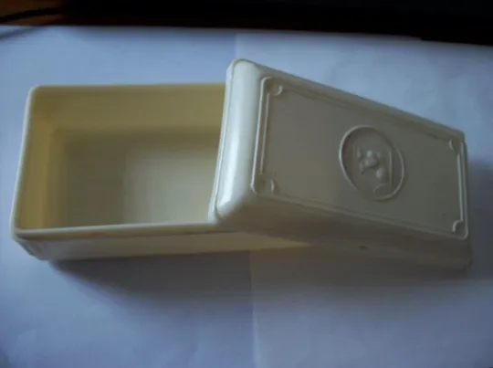 Шкатулка СССР Харьков, бело-кремовая , 1950-60-х годов  [13,5x8x5-cm] и другое Недорого