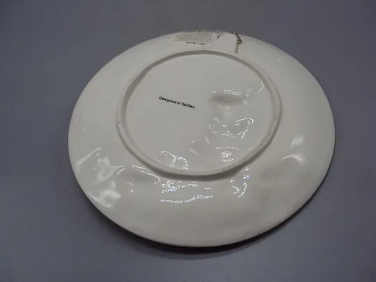 Настенная тарелка объемная керамика Китай Тайвань зайчики поцелуй зайцы размер 2 х 20,4 см №13631 Недорого