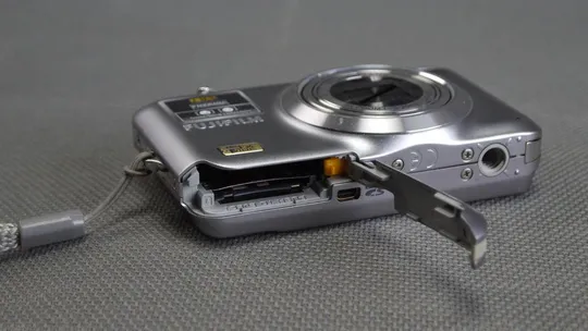 Цифровой фотоаппарат 14.0Mpix Fujifilm FinePix JX250 + 5–25 мм Fujinon Zoom lens x5 Вживане Де купити