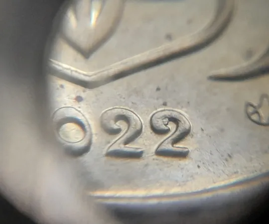 (6829) 10 копійок 2022 різновид викрошки у третій цифрі "2" слова "2022" на аверсі (10 копеек 2022 брак) Ціна