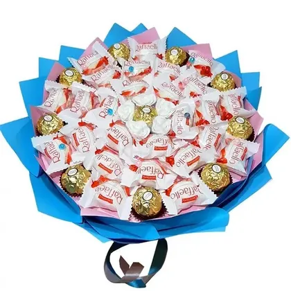 фото, Букет з цукерок Raffaello і Ferrero Rosher в руку оригінальний подарунок блакитний