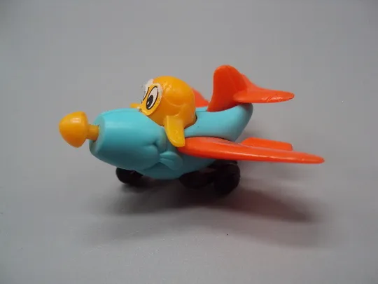 Фигурка киндер сюрприз самолет с глазками Disney самолетик бежит №18590м Недорого