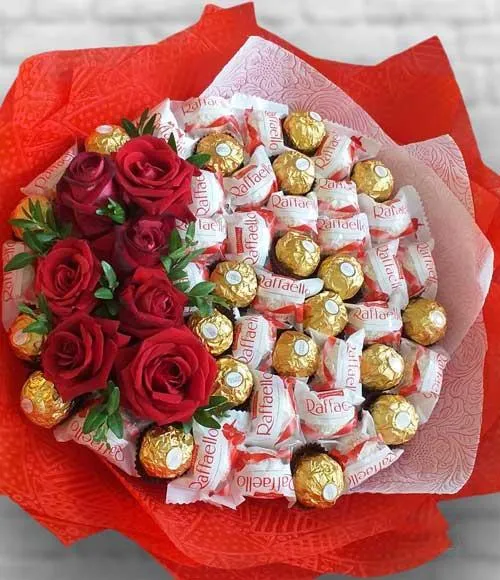 Букет з цукерок Рафаелло Raffaello (27 шт.) Ферреро (20 шт.) з живими трояндами (7 шт.) в руку Ціна