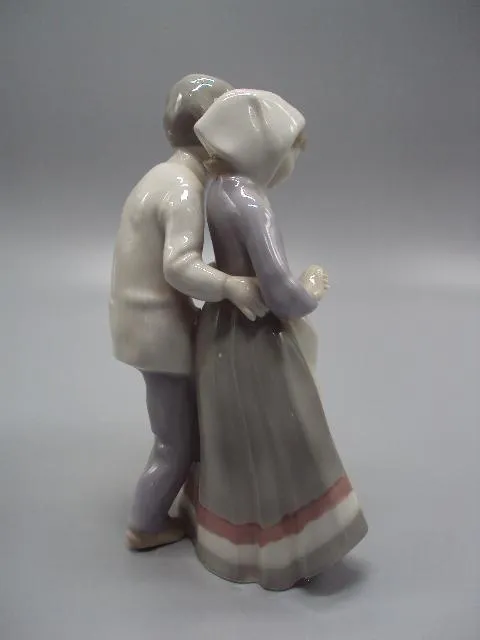 Фигура фарфор статуэтка Германия колечко парень с девушкой парочка высота 16 см №13694 Продаж