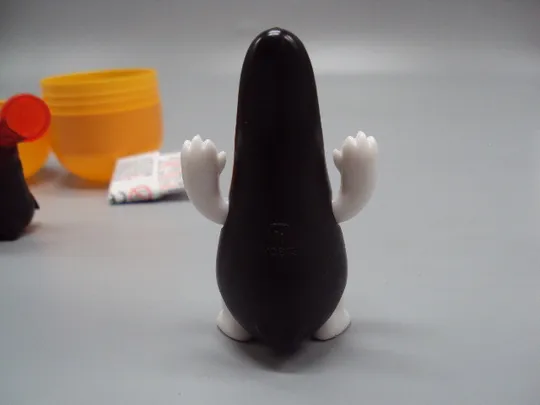 Фигурка киндер сюрприз пингвины и медведь VQB23 Kinder Maxi №18084С Торговий майданчик