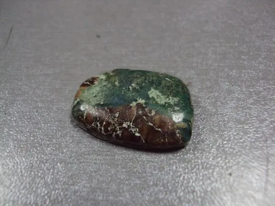 Камень хризоколл зелено-коричнвый на подложке для ювелирных изделий вес 3,4 г 5х25х17 мм №13264 Недорого