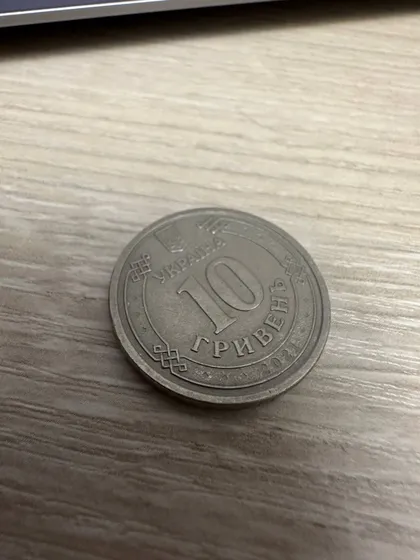 фото, монета 10 гривень з дефектом на передній частині