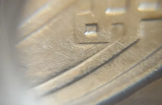 (6572) 1 гривня 2010 розколи на аверсі справа(1 гривна 2010 брак раскол ) Де купити