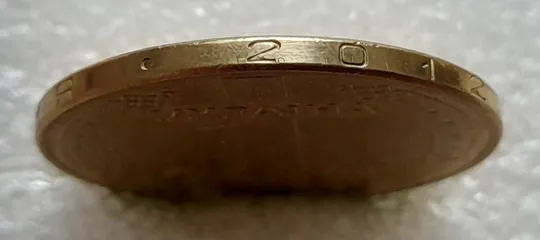 (5266) 1 гривня 2012 різновид викрошки у першій цифрі "2" слова "2012" на гурті (1 гривна 2012 брак) Ціна