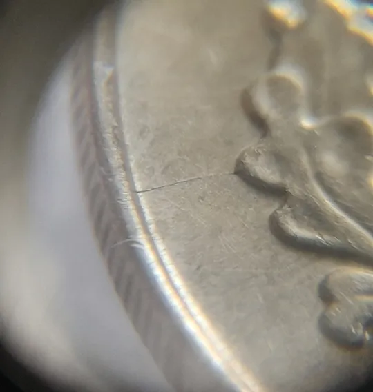 (7633) 10 копійок 2010 розкол на аверсі від канту до лівого нижнього листка (10 копеек 2010 брак) Продаж