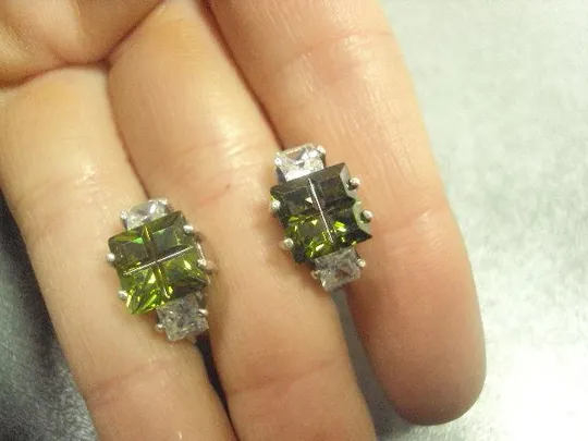 серьги кульчики зеленые и белые вставки серебро 925 проба вес 6,76 г №56 Де купити