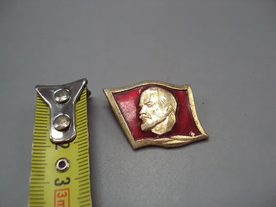 Знак ленин портрет профиль на красном флаге ссср лавровый лист флаг лавр №17377 Ціна