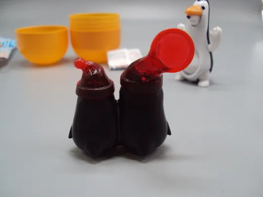 Фигурка киндер сюрприз пингвины и медведь VQB23 Kinder Maxi №18084С Характеристики