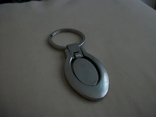 1. Брелок Таиланд Слоненок , с секретом . 2. Брелок Египет Нифертити . 3. Брелок фиолет , для валют Де купити