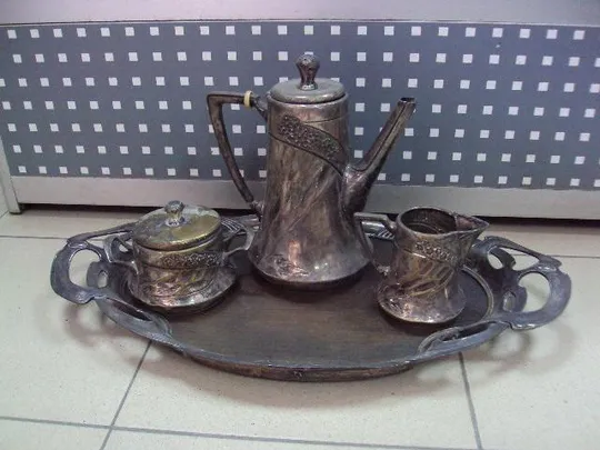 Чайный набор в стиле модерн чайник заварник, сахарница, сливочник и поднос №11415 Ціна